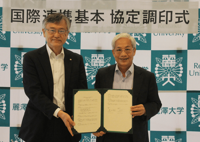 (左:麗澤大学 徳永澄憲学長、右:日本国際学校 Dao Xuan Hoc理事長)