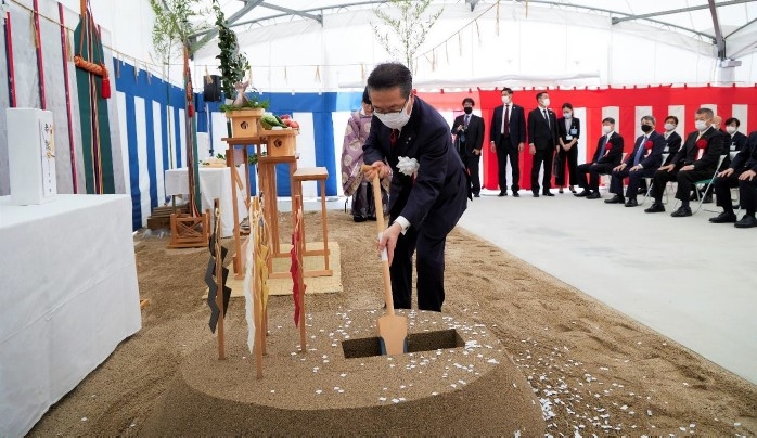 起工式で穿初の儀(うがちぞめのぎ)を行う学校法人近畿大学理事長 世耕 弘成