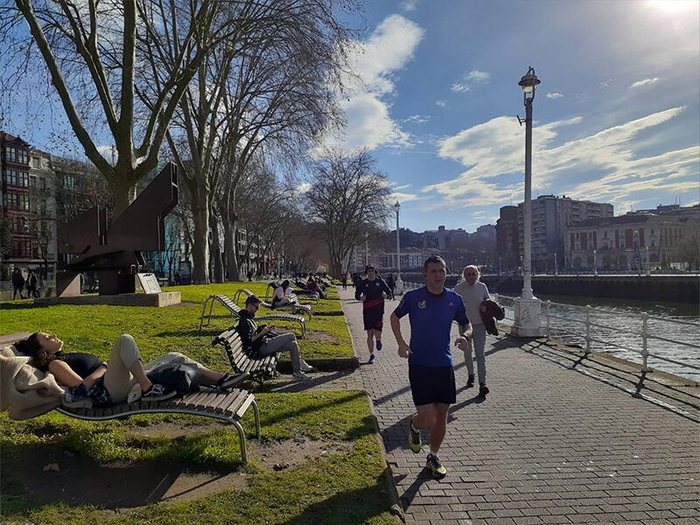 ビルバオの川沿いには、寝転んでくつろげるベンチが設置されています   ビルバオにはバルもたくさん立ち並んでいました