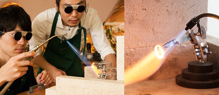 2)2000℃の高温の炎で指輪の端をつなげる「ロウ付け」