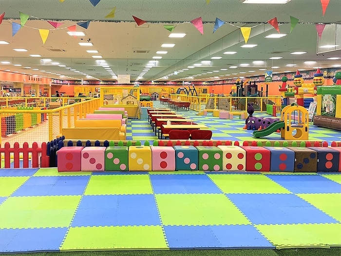 キッズユーエスランドのスーパージャングルジムや滑り台やボールプール、フワフワなエア遊具等々、室内アスレチックでとっても楽しい!