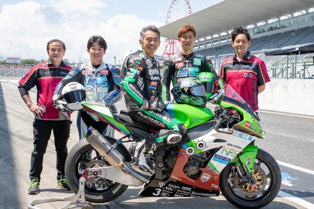 集合写真(左:伊藤監督 右:井筒ライダーアドバイザー)