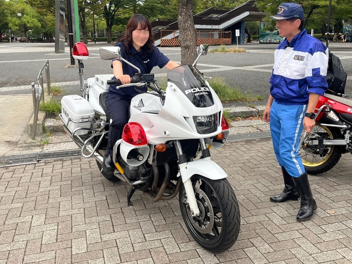 白バイ