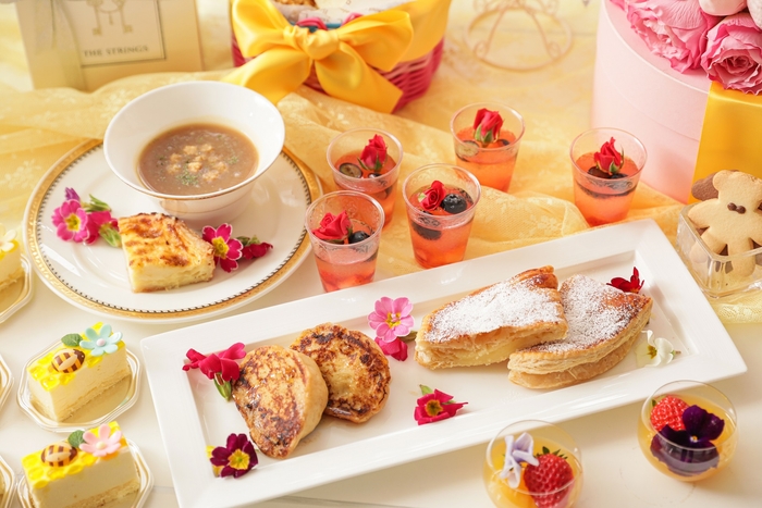 (左上皿)ファーストディッシュ:蜂蜜オニオンスープ&フロマージュサレキッシュ(下皿)カスタードパイ/フレンチトースト メープルシロップがけ