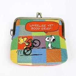 スヌーピーの刺繍が鮮やかでポップなミニがま口。小銭入れとしても小物入れとしても使える利便性が高いミニポーチ型がま口です。