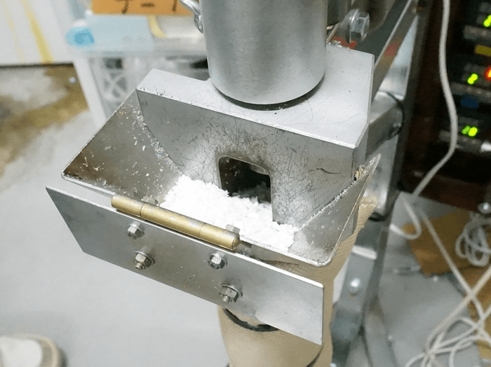 射出機にシュレッダーPPを流し込む