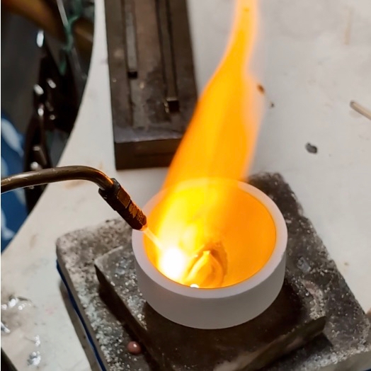 ジュエリーを溶かして金属の塊を作ります