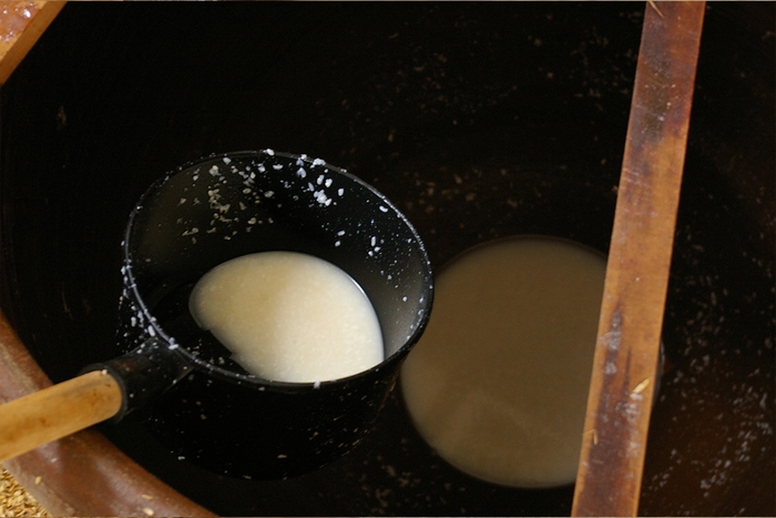 蒸し米ごと仕込む伝統製法