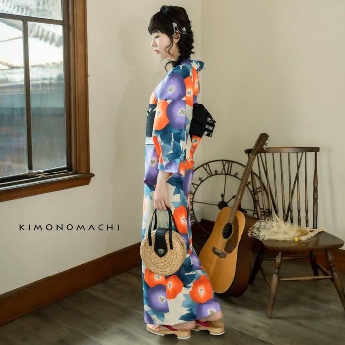 薄白緑色　橙朝顔。淡い浅黄緑色の地に、大輪の朝顔が縦の流れに配置されたデザイン。濃淡のある橙色や江戸紫色に白い曜の入った花はくっきりとしながらも深みがあり、浅縹色や浅葱色の葉が奥行きを生み出している