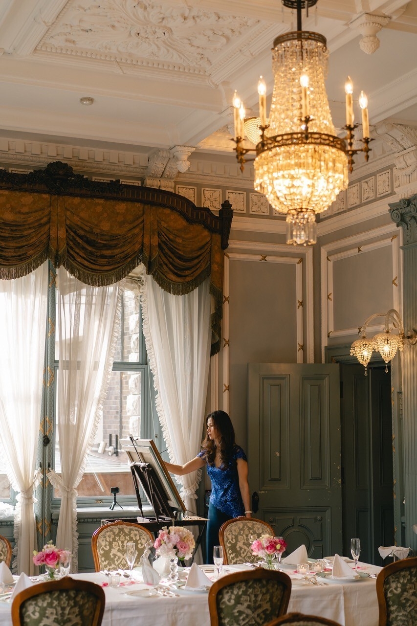 露宴の最中に会場内でライブ・ウェディング・ペインティング