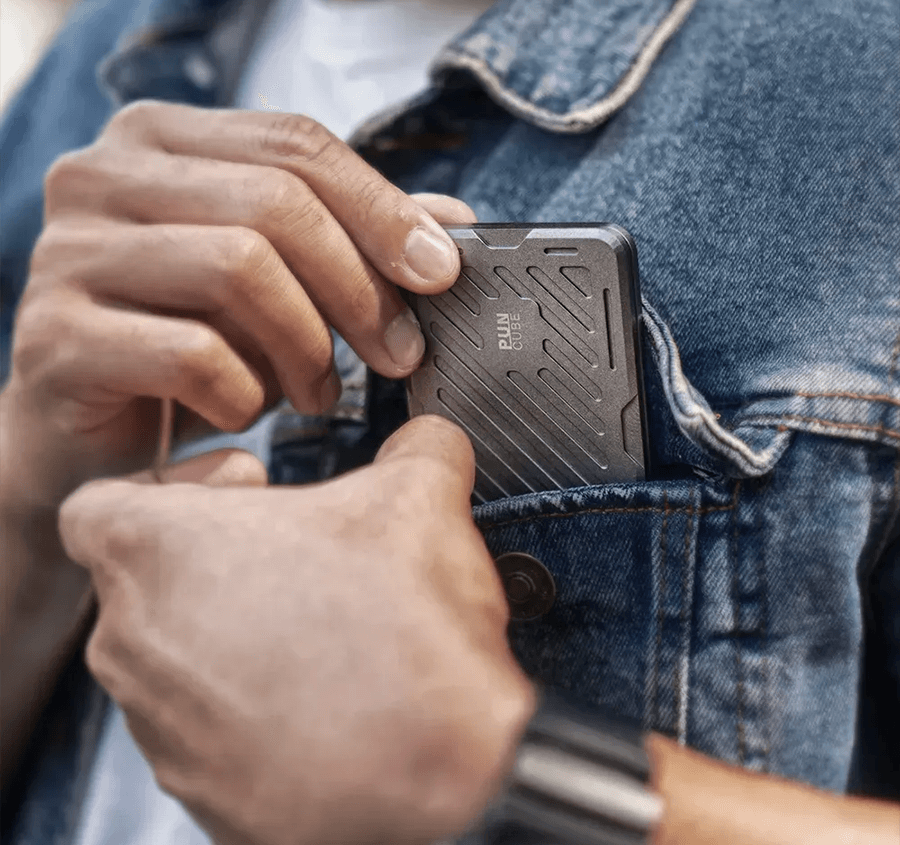 胸ポケットにもスリムにおさまる