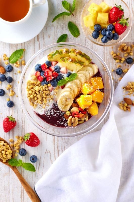 彩り豊かなグリークヨーグルト&アサイーボウル