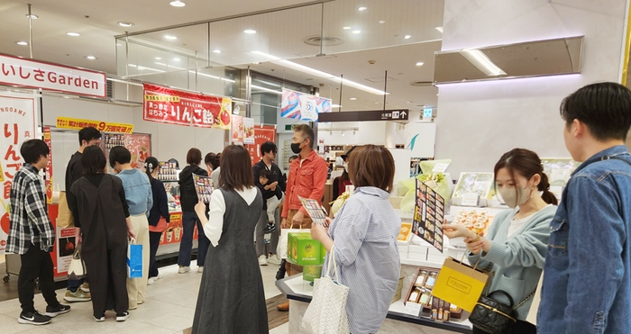 えんてつグルメフェアの様子 通路を挟んだ向かいにまで行列ができた