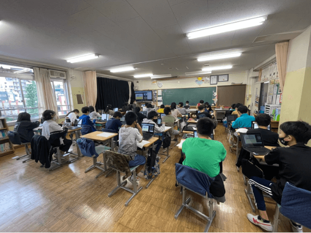 オンラインでSDGs謎解き 授業を受けている児童の様子
