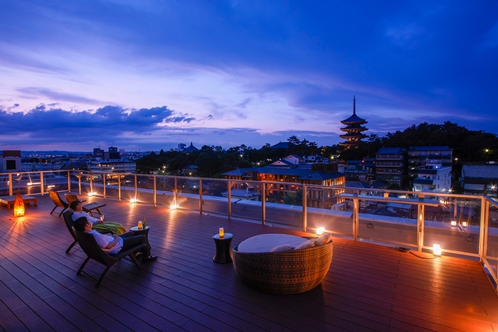 自然と歴史を一望できるテラスラウンジ