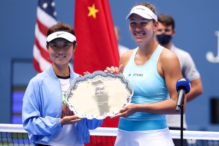 女子ダブルス準優勝:シュー・イーファン選手(左)