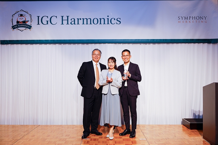 アワード受賞者 Structure部門:旭化成エレクトロニクス株式会社 西田 達朗 氏(写真右)、Nurturing部門 :ソフトバンク株式会社 竹之内 彩歌 氏(写真中)