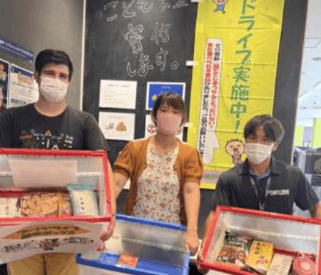 エニタイムフィットネス垂水店  フードドライブでの寄付回収の様子