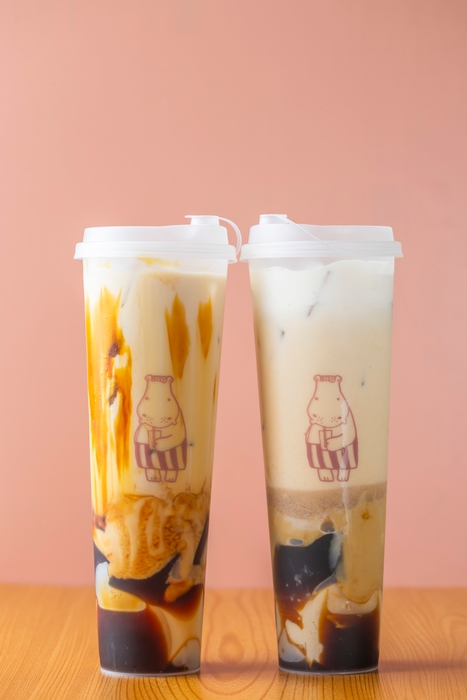 (左)OOKUSU飲むプリン 950円 、(右)OOKUSU飲む麦こがしプリン 1,100円