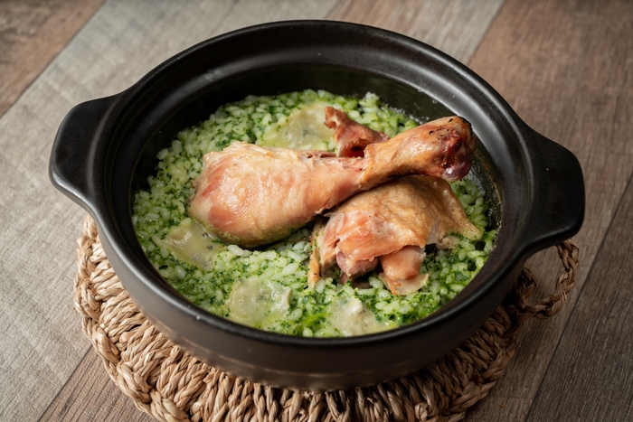 骨付き鶏もも肉とブルーチーズ 土鍋ハーブリゾット(1,628円)