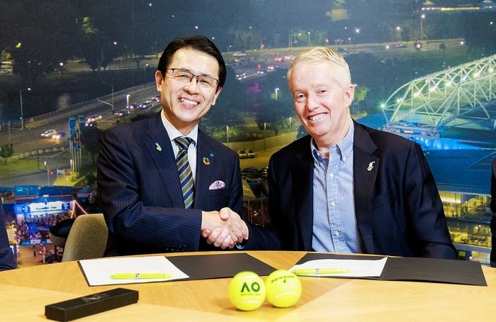 右:テニス・オーストラリア CEO兼全豪オープントーナメントディレクター クレイグ・タイリー氏  左:住友ゴム工業(株)代表取締役社長 山本悟