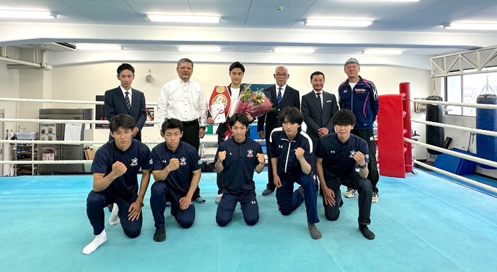 西田凌佑選手(中央奥)