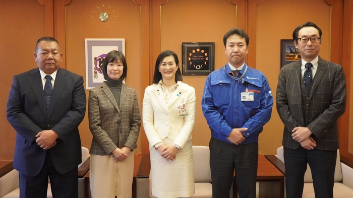 座間市環境経済部資源対策課と小田急電鉄株式会社経営戦略部の皆様と佐藤弥斗(さとうみと) 座間市長