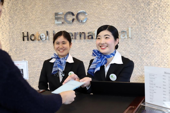 本番接客 お客様のお見送りも最後まで笑顔で