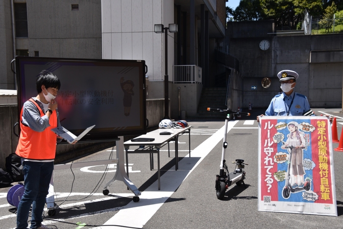 安全な利用法を説明する三浦さん(左)