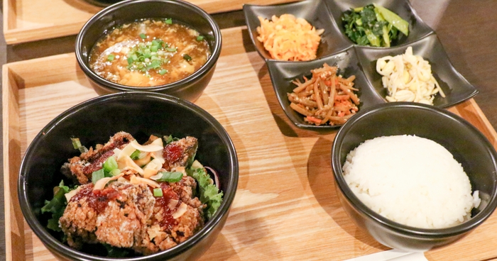 野菜のナムルも楽しめるボリューム満点のヤンニョムチキン定食