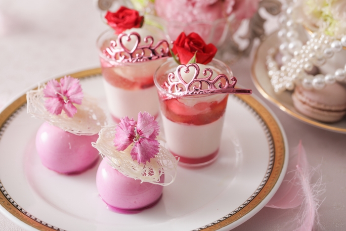 ▲スタンド上段スイーツ プリンセスパフェ~ベリー&セサミ~は、下層から自家製いちごソース、白ごまブランマンジェ、フランボワーズ、煎茶とレモングラスジュレ、ミルクアイスから成る、クリーミーで爽やかな味わいのパフェ。王妃の帽子~ピーチ&ソイ ムースリーヌ~は、豆乳と黒蜜にほんのり赤桃が効いたムース。見た目と味のギャップが楽しい。