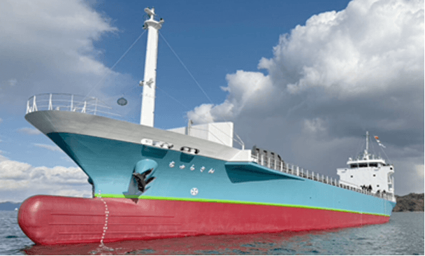 写真1 内航貨物船「ちゅらさん」(全長約76m、499総トン)