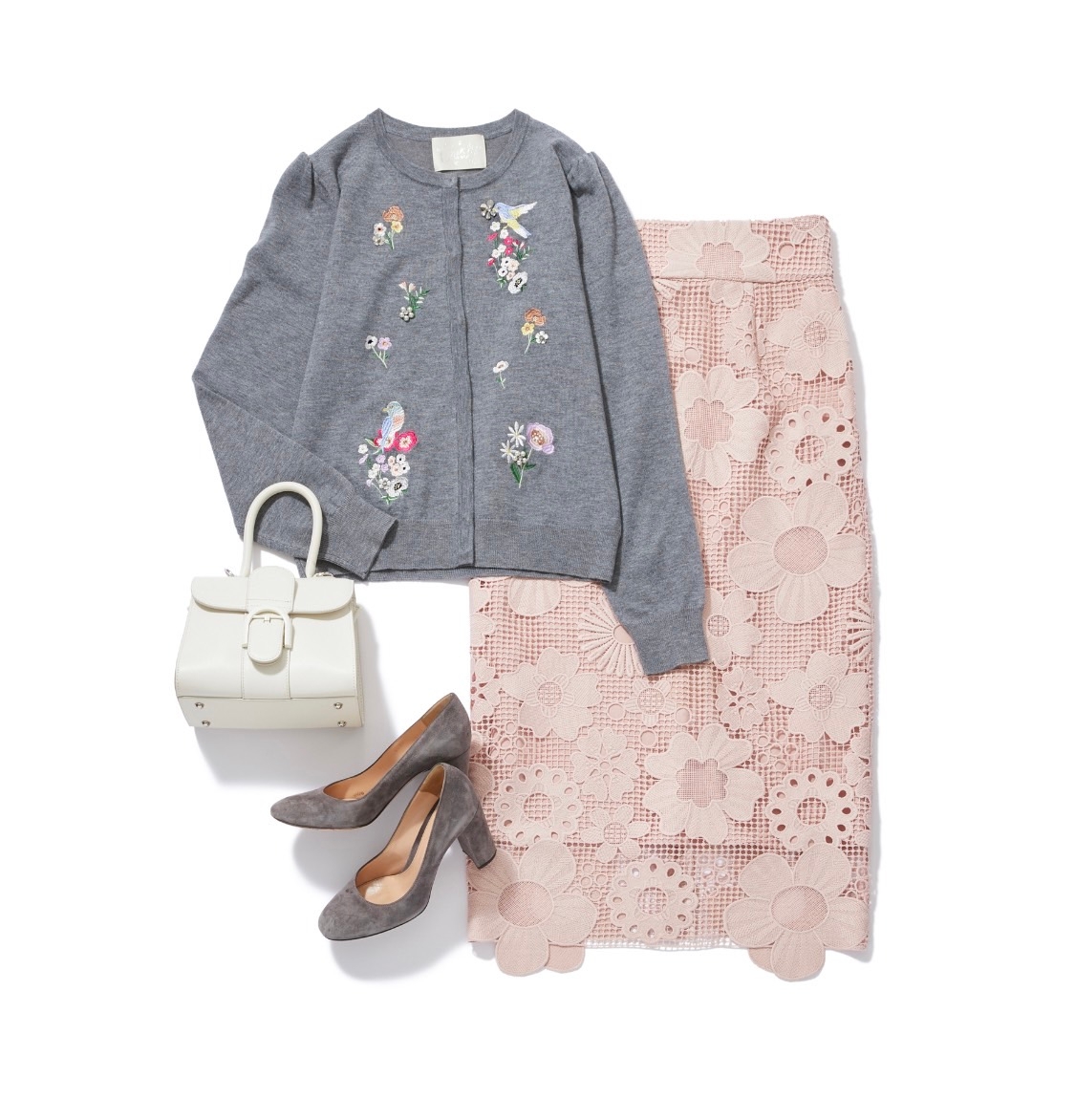 <Cardigan¥23,100(税込)・Skirt¥20,500(税込)>
