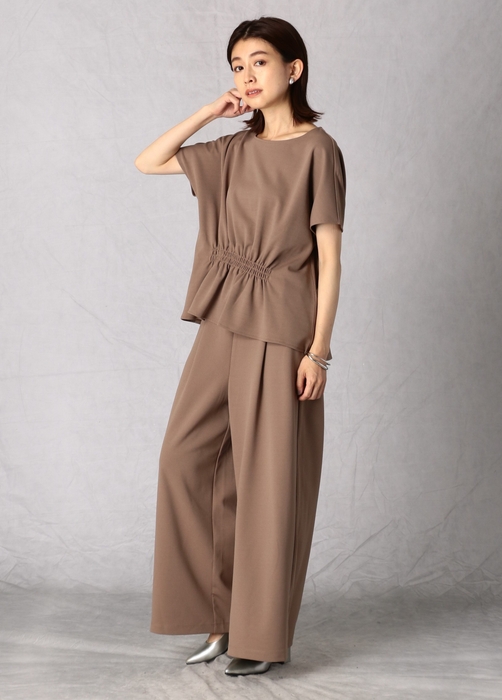 トップス 9,900円、パンツ 11,000円(すべて税込)