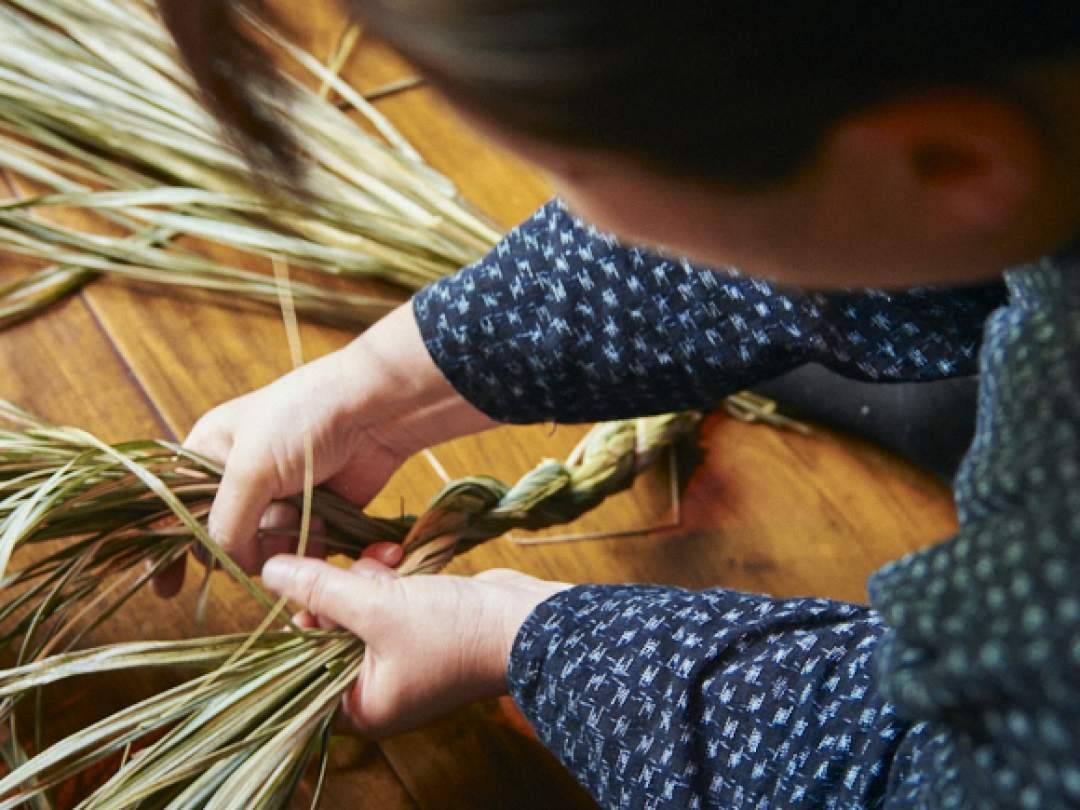体験例:築250年の叶津番所で囲炉裏を囲んでしめ縄作り~玄関飾り編~