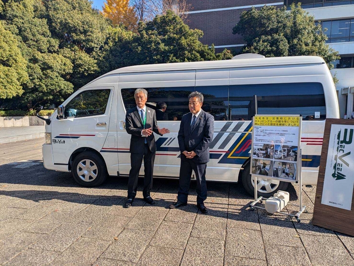 災害ボランティア用キャンピングカー「プロンテVVDR」の前の古谷田大和市長と当社代表