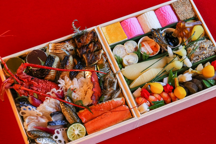 「鮑」や「松葉かに」を含む全39品が盛り込まれた豪華な二段おせち