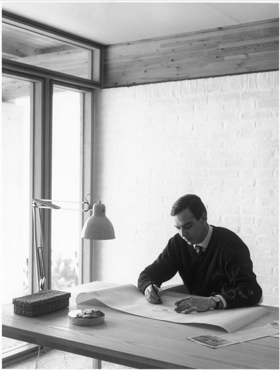 ポール・ケアホルム 自邸にて  1961年頃  Photo courtesy of FRITZ HANSEN