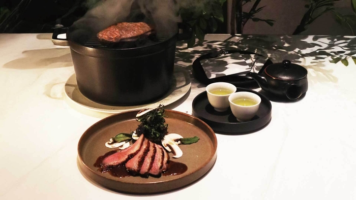 お茶の木で燻す香ばしさと鴨肉の旨みが重なる、春限定の一皿