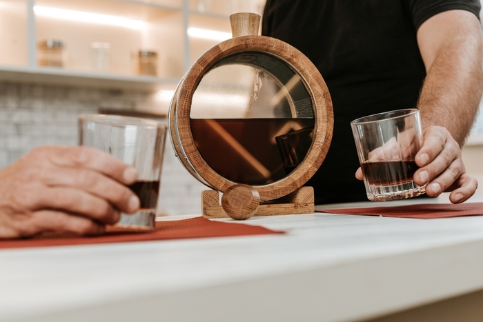 どのお酒を何日熟成するかはあなた次第。樽の効果でウイスキーのブレンドも楽しめ、自分好みの味わいを探究できます