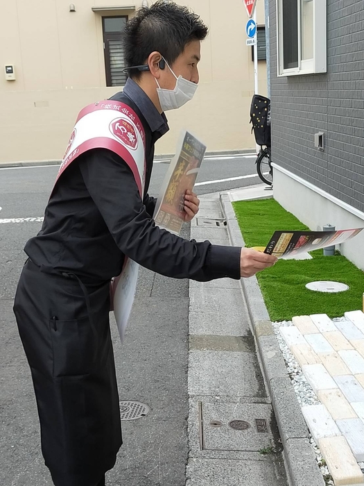 1軒1軒に挨拶をする佐々木社長