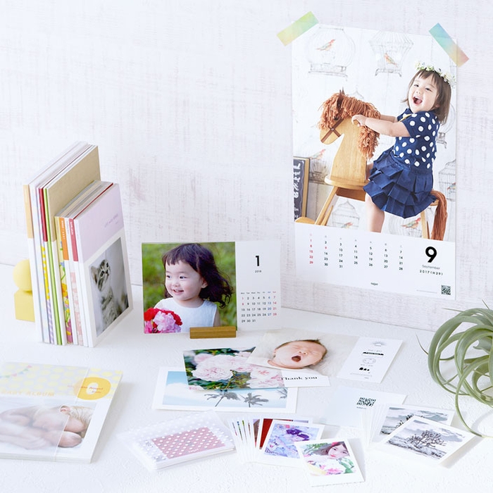 TOLOTは、パソコンまたはスマートフォンを使い、自分で撮った写真を簡単にフォトブック、カレンダー、ポストカード、フォトカードにできる印刷・製本サービスです