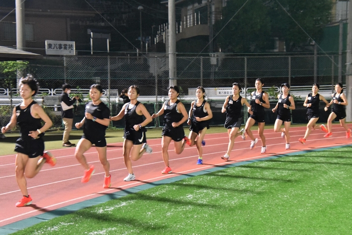 練習を公開した女子駅伝部の選手たち