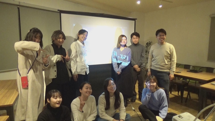 高橋悠太さんとメンバーの集合写真