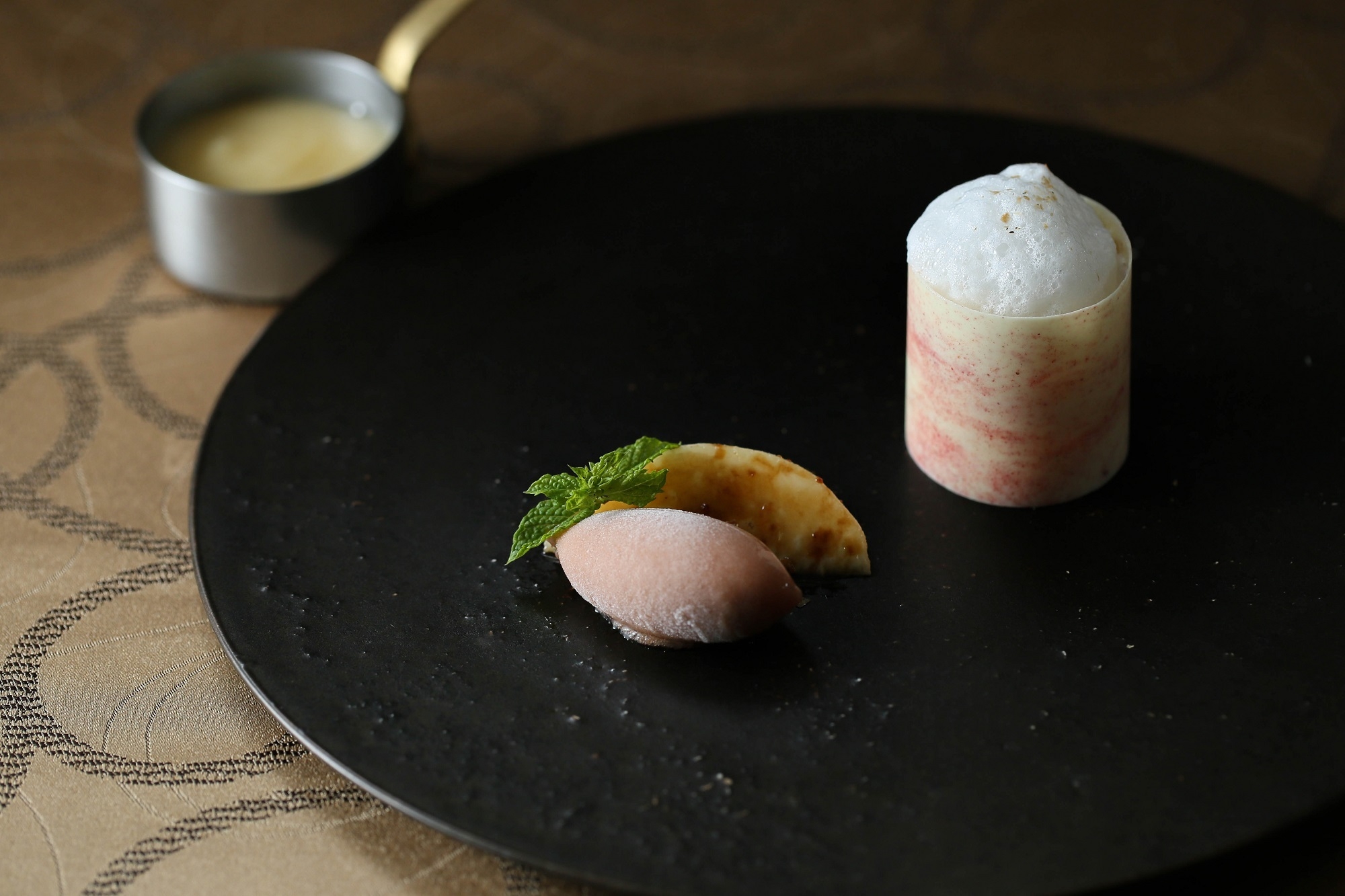 桃(福島県産)&未熟ぶどう(ヴェルジュ)をマール ドゥ キザンのソースで