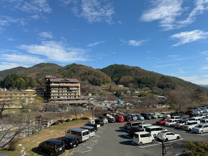 100台収容可能な旅館の大型駐車場
