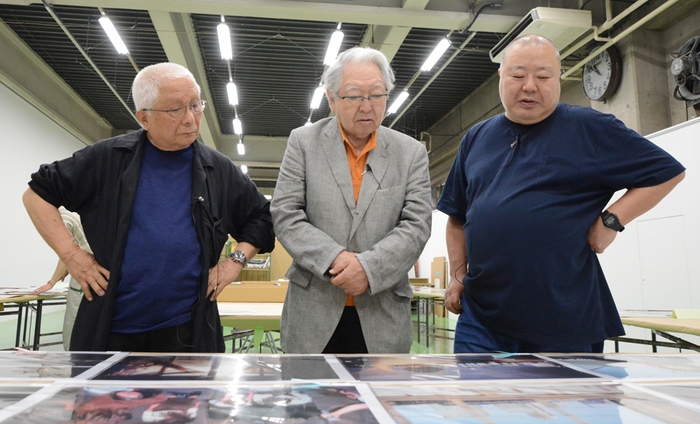 左:選考風景。左から2019年度YP選考委員・川田喜久治氏、細江英公(館長)、都築響一氏