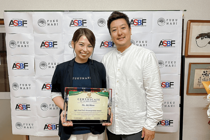 左:「BELLAAWARDS2025」においてアグリ・フードテックウーマ ンプレナー部⾨1位を受賞したふく成取締役平尾有希⽒、右:代表取締役社⻑平尾優⽒