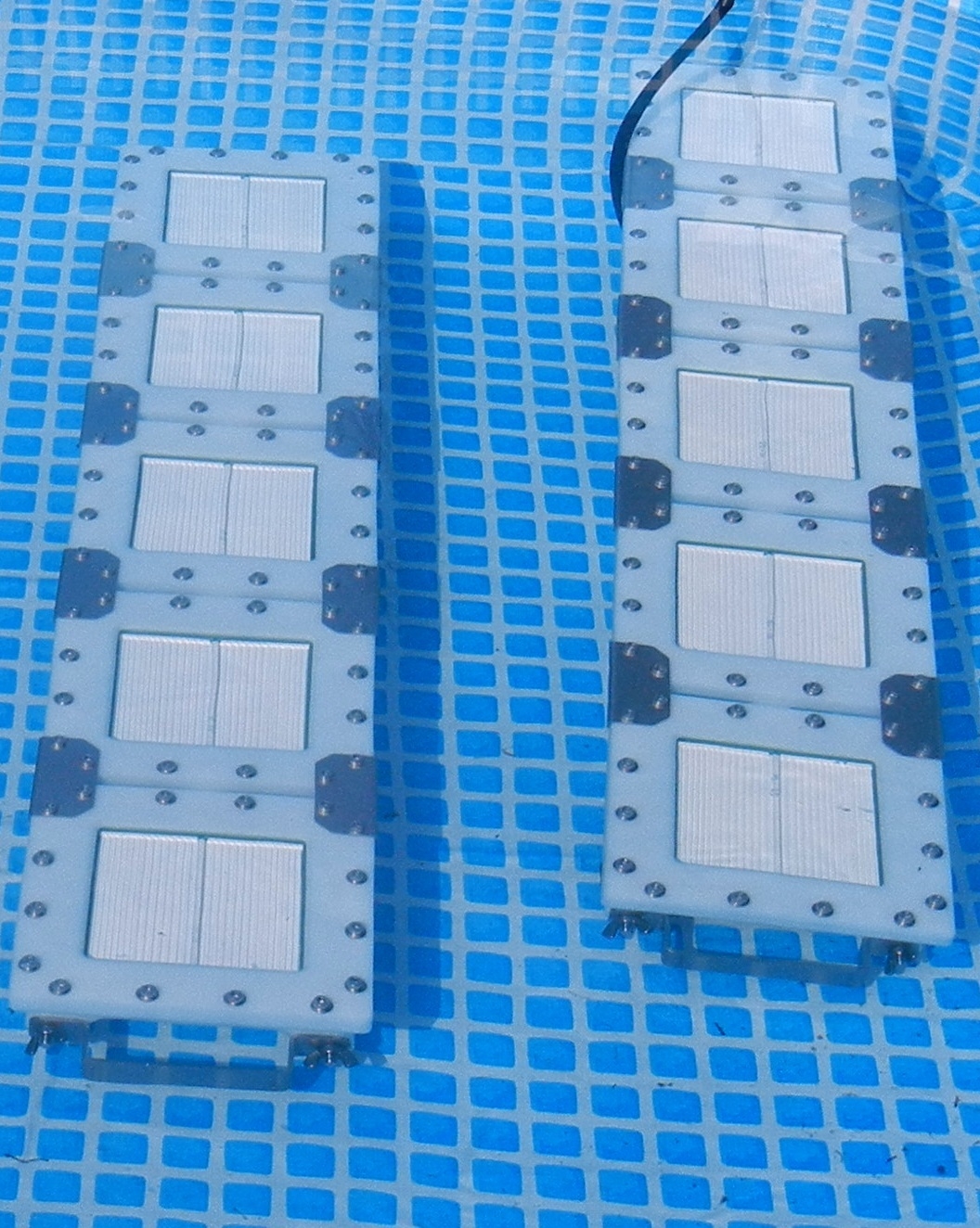 5連結型防藻装置 水中UV点灯試験の様子 連結長1m 油圧シリンダ両側に対面配置