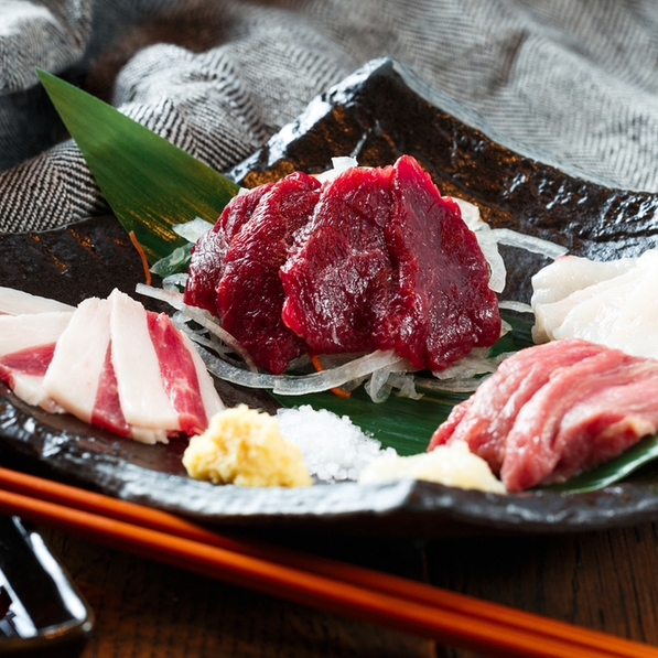 新鮮馬刺しの盛り合わせは九州の厳選醤油で美味しさUP!